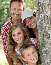 Familie im Wald | Foto: © goodluz - Fotolia.com